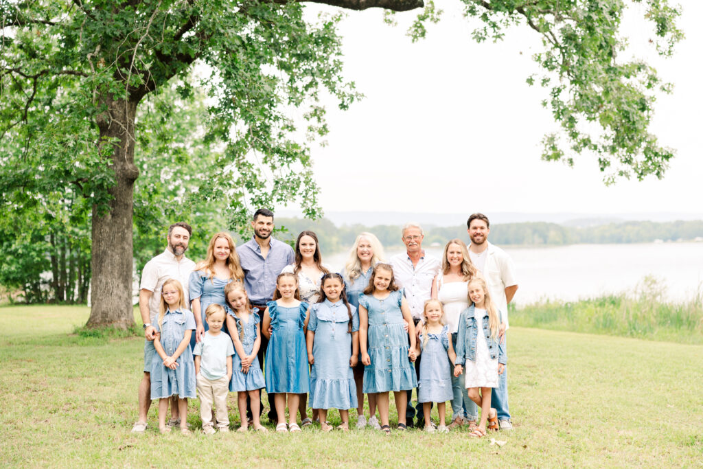 Extended family photo session at Chester Frost Park in Chattanooga TN